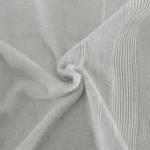 Bambusowy ręcznik o wymiarach 50x90 cm w kolorze popielatym, leżący na płaskiej powierzchni. Widać miękką, teksturowaną powierzchnię oraz delikatne wykończenie z poziomymi liniami. Idealny do łazienki lub na plażę.