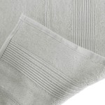 Ręcznik bambusowy o wymiarach 50x90 cm w kolorze popielatym, z widoczną teksturą frotte i ozdobnym wykończeniem w postaci poziomych pasków. Produkt leży na płaskiej powierzchni, z cienkim brzegiem na jednej krawędzi.