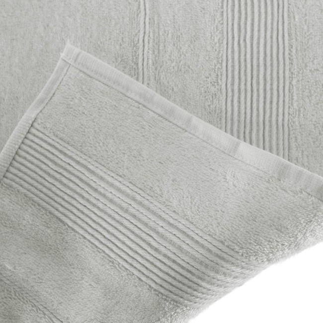 Ręcznik bambusowy o wymiarach 50x90 cm w kolorze popielatym, z widoczną teksturą frotte i ozdobnym wykończeniem w postaci poziomych pasków. Produkt leży na płaskiej powierzchni, z cienkim brzegiem na jednej krawędzi.