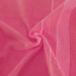 Ręcznik bambusowy w kolorze fuksji, o wymiarach 50x90 cm. Widoczna tekstura materiału, miękka i puszysta. Złożony w kształt spirali, z delikatnymi paskami na krawędzi. Przeznaczony do użytku domowego i spa.