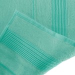 Ręcznik bambusowy 70x140 cm w kolorze błękitnym, z gładką fakturą i delikatnym, strukturalnym wykończeniem. Złożony w rogu, prezentuje się na jednolitym tle, umożliwiając widoczność szczegółów materiału oraz wykończenia.