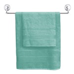 Ręcznik bambusowy 70x140 w kolorze turkusowym, zawieszony na chromowym wieszaku. Widoczny jest gładki materiał oraz delikatne, poziome przeszycia na dolnej części. Ręcznik jest rozłożony, ukazując swój pełny rozmiar.
