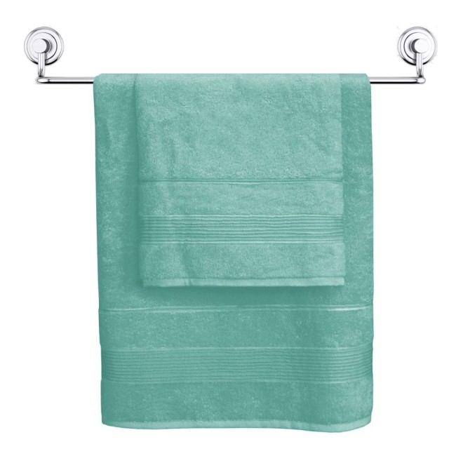 Ręcznik bambusowy 70x140 w kolorze turkusowym, zawieszony na chromowym wieszaku. Widoczny jest gładki materiał oraz delikatne, poziome przeszycia na dolnej części. Ręcznik jest rozłożony, ukazując swój pełny rozmiar.