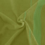 Ręcznik bambusowy 50x90 cm w odcieniu soczystej zieleni, z teksturowanym, gładkim wykończeniem. Ułożony w naturalny sposób, z widocznymi, delikatnymi zdobieniami w pastelowej zieleni. Idealny do użytku w łazience lub na plaży.