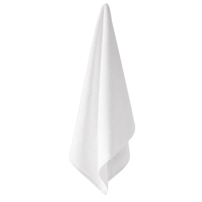 Ręcznik hotelowy 70x140 cm w białym kolorze, zwinięty i zawieszony, wykonany z miękkiego materiału frotte o delikatnej teksturze. Widoczny klinowy kształt, bez wzorów i napisów, na jednolitym tle, co podkreśla jego elegancję i funkcjonalność.