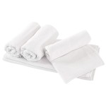 Ręcznik hotelowy 70x140 cm w kolorze białym, złożony razem z małymi ręcznikami. W zestawie cztery ręczniki, w tym trzy zwinięte. Materiał to miękka i chłonna mikrofibra. Produkt na jednolitym tle, co podkreśla jego klasyczny wygląd.