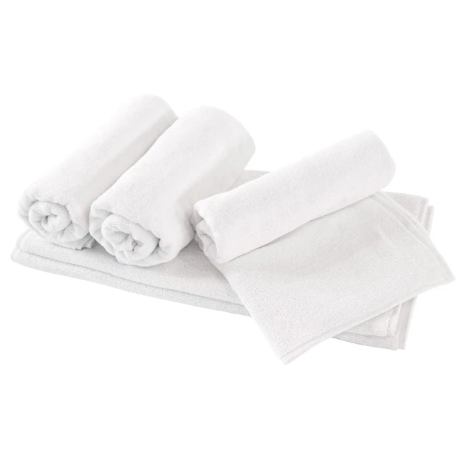 Ręcznik hotelowy 70x140 cm w kolorze białym, złożony razem z małymi ręcznikami. W zestawie cztery ręczniki, w tym trzy zwinięte. Materiał to miękka i chłonna mikrofibra. Produkt na jednolitym tle, co podkreśla jego klasyczny wygląd.