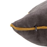 Poszewka dekoracyjna 40x40 w szarym kolorze z lamówką w kolorze musztardowym, w ujęciu z boku, leżąca na płaskiej powierzchni. Materiał o teksturze przypominającej płótno, widoczny detal zamka błyskawicznego.
