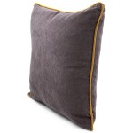 Poszewka dekoracyjna 40x40 cm, szara, z lamówką w kolorze żółtym, z bliska, ułożona leżąco. Materiał z teksturą, bez widocznych napisów ani logo. Tło jednolite, co podkreśla kolor i detale poszewki.