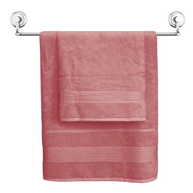 Ręcznik bambusowy o wymiarach 70x140 cm w kolorze ciemnego różu, wieszany na metalowym wieszaku. Produkt ma gładką fakturę i subtelne wykończenie z dwoma rzędami przędzy. Towarzyszy mu mniejszy ręcznik w tym samym kolorze.
