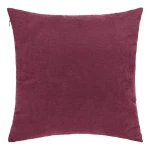 Poszewka dekoracyjna w kolorze fioletowym, gładka, o wymiarach 40x40 cm. Ujęcie frontalne, pozycja leżąca. Produkt wykonany z miękkiego materiału, zamknięcie na zamek błyskawiczny z boku. Stonowane tło podkreśla kolor poszewki.