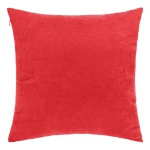 Poszewka dekoracyjna 45x45 cm w intensywnym odcieniu czerwieni, gładka, wykonana z miękkiego materiału. Ujęcie frontalne, produkt leży na płaskiej powierzchni. Brak widocznych detali jak hafty czy zamki. Proste tło.