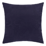 Granatowa poszewka dekoracyjna 40x40 cm, gładka, z zamkiem błyskawicznym, leżąca na jednolitym tle. Wykonana z miękkiego materiału, posiada matową fakturę. Idealna do aranżacji wnętrz, moze być używana na poduszkach dekoracyjnych w salonie.