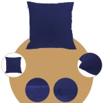 Poszewka dekoracyjna 40x40 cm w ciemnoniebieskim kolorze, gładka, z zamkiem błyskawicznym. Ujęcie frontalne, pokazujące całość produktu oraz szczegóły tkaniny. Widoczne detale wykończenia przy zamku. Na jednolitym, jasnym tle.