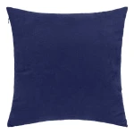 Poszewka dekoracyjna 45x45 cm w ciemnym niebieskim kolorze, o gładkiej, teksturowanej powierzchni. Ułożona płasko na białym tle, z widocznym zamkiem błyskawicznym z boku. Idealna do dekoracji wnętrz.