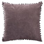 Poszewka dekoracyjna 45x45 w szarym kolorze, wykonana z miękkiego materiału. Rogi ozdobione czarnymi pomponami. Produkt leżący na jednolitym tle, w prostokątnym kształcie. Widoczna tekstura tkaniny, bez dodatkowych napisów czy logo.