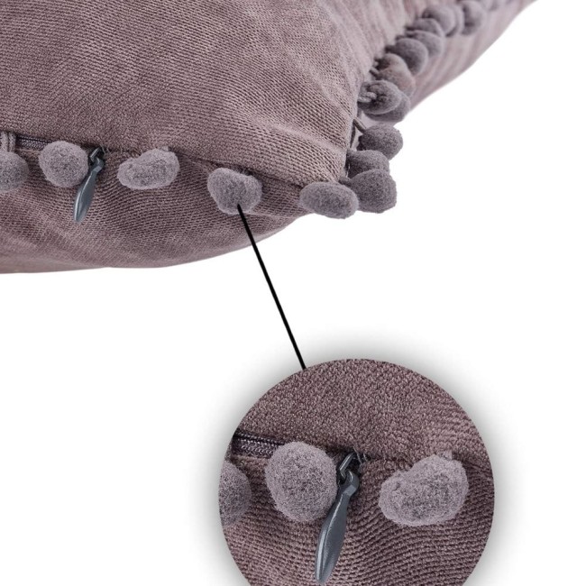 Poszewka dekoracyjna 45x45 cm w szarym kolorze, z dekoracyjnymi pomponami przy krawędzi. W zbliżeniu widoczny zamek błyskawiczny. Materiał teksturowany, miękki w dotyku. Idealna do aranżacji wnętrz.