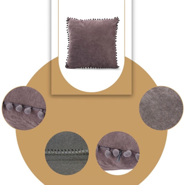 Poszewka dekoracyjna 45x45 w odcieniu szaro-brązowym z pomponami. Ujęcie frontalne, produkt leży płasko. Widoczna tekstura materiału i detale pomponów wzdłuż krawędzi. Otoczenie na jednolitym tle, które podkreśla design.
