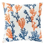 Poszewka dekoracyjna 43x43 cm w kolorze białym, z wzorem morskich koralowców w odcieniach niebieskiego i pomarańczowego. Produkt leży płasko, pokazując detale tkania oraz wyrazisty nadruk. Idealna do wystroju wnętrz w stylu morskim.