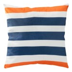 Poszewka dekoracyjna 43x43 cm w biało-niebieskie poziome pasy z pomarańczowym akcentem. W ujęciu frontalnym, leżąca na białym tle, z gładką, teksturowaną powierzchnią. Neutralny design, idealna do aranżacji wnętrz.