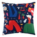 Poszewka dekoracyjna 43x43, granatowa, wzorzysta, z kolorową grafiką przedstawiającą postacie, kwiaty i abstrakcyjne kształty. Ułożona na płaskiej powierzchni, widok frontalny. Wykonana z miękkiego materiału, idealna do dekoracji wnętrz.