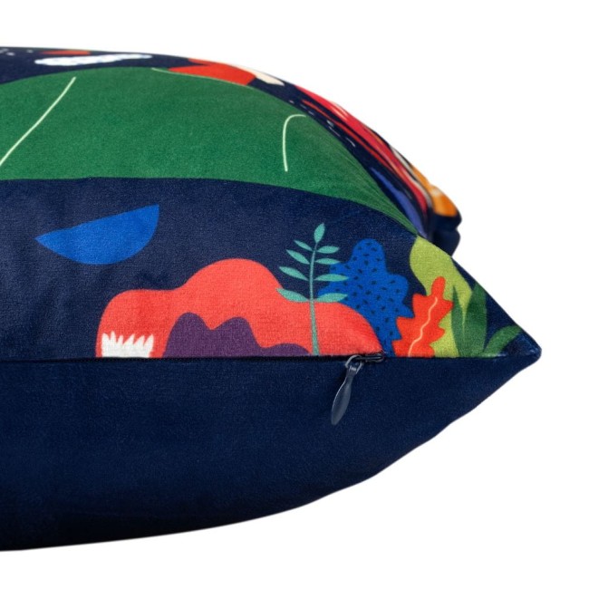 Poszewka dekoracyjna 43x43 cm w granatowym kolorze, z wzorem roślinnym w intensywnych barwach, z zamkiem ukrytym. Ujęcie z boku, ukazujące teksturę materiału oraz zapięcie. Tło jasne, co podkreśla intensywność wzoru.