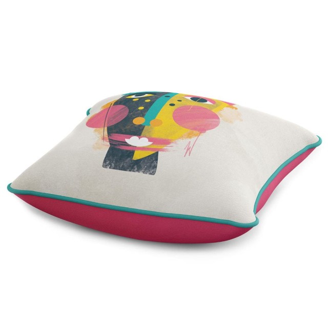 Poszewka dekoracyjna 43x43 cm w kolorach żółtym, czarnym, różowym i niebieskim z abstrakcyjnym nadrukiem twarzy. Produkt leży na białym tle, z widoczną kolorową lamówką. Wzór zawiera różnorodne kształty oraz detale, nadając mu nowoczesny charakter.