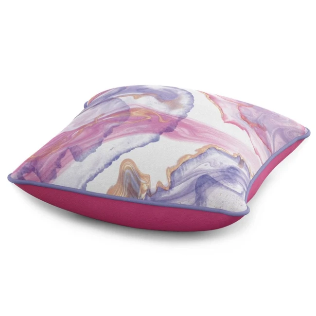 Poszewka dekoracyjna 43x43 cm w kolorze różowym z marmurową teksturą w odcieniach fioletu, błękitu i złota. Produkt leży w przekroju, eksponując ozdobny wzór z przodu i gładką, różową stronę. Obwódka w kolorze błękitnym podkreśla krawędzie.