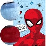 Flanelowy kocyk dziecięcy 100x150 cm w kolorze niebieskim z motywem Spidermana. W centralnej części widoczne detale postaci oraz napisy. Górna część przedstawia teksturę materiału, w dolnej widoczny fragment w kolorze czerwonym. Kocyk leży na białym tle.