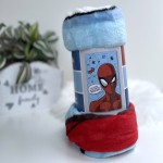 Kocyk dziecięcy flanelowy 100x150 cm w kolorze niebieskim z widocznym motywem Spider-Mana. Produkt złożony, z miękkiej, puchatej tkaniny. Na opakowaniu znajduje się rysunek Spider-Mana oraz napisy. Ujęcie frontalne na prostym tle.