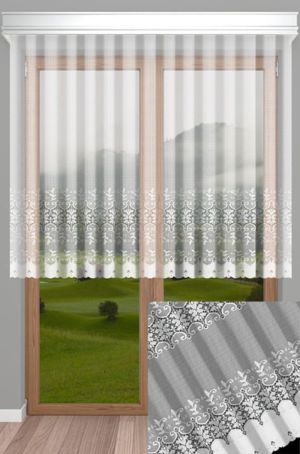 Firana żakardowa 637/024, wysokość 160 cm, w odcieniach bieli z subtelnymi wzorami florystycznymi na dolnej części. Produkt zawieszony na oknie w drewnianej ramie, częściowo transparentny, z delikatną fakturą. Widoczne detale koronki na dolnej krawędzi.