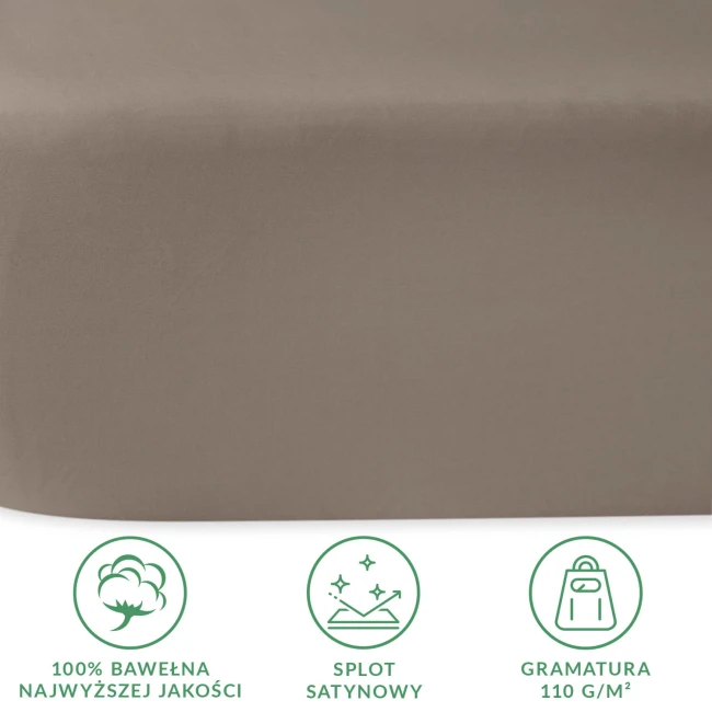 Prześcieradło satynowe bez gumki 160x220 w kolorze ciemnego beżu, leżące na płaskiej powierzchni. Widoczna gładka tekstura materiału, podkreślająca jakość bawełny. Ikony informacyjne o składzie, splocie i gramaturze umieszczone w dolnej części.