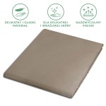 Prześcieradło satynowe bez gumki w kolorze ciemnego beżu, rozłożone na prostym tle. Gładka faktura materiału sugeruje delikatność, idealne dla wrażliwej skóry. Wymiary 160x220 cm, bez widocznych napisów czy logo.