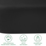 Prześcieradło satynowe bez gumki w kolorze czarnym, wykonane z 100% bawełny, o gramaturze 110 g/m². Złożone, ukazujące gładką, błyszczącą powierzchnię. Widoczny detal splotu satynowego oraz etykiety informacyjnej. Tło jasne, neutralne.