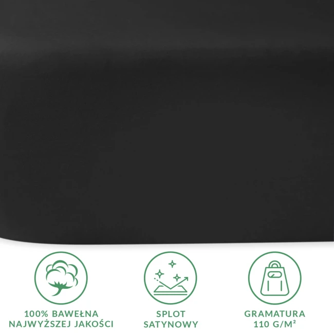 Prześcieradło satynowe bez gumki w kolorze czarnym, wykonane z 100% bawełny, o gramaturze 110 g/m². Złożone, ukazujące gładką, błyszczącą powierzchnię. Widoczny detal splotu satynowego oraz etykiety informacyjnej. Tło jasne, neutralne.