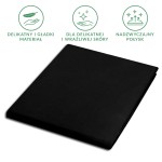 Prześcieradło satynowe bez gumki w kolorze czarnym, rozmiar 160x220 cm. Produkt rozłożony, ukazujący gładką fakturę materiału. Tło proste, co podkreśla elegancki wygląd. Idealne dla osób z wrażliwą skórą, wyróżnia się delikatnym połyskiem.