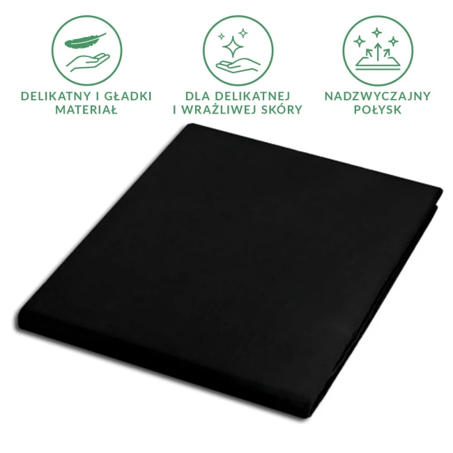 Prześcieradło satynowe bez gumki w kolorze czarnym, rozmiar 160x220 cm. Produkt rozłożony, ukazujący gładką fakturę materiału. Tło proste, co podkreśla elegancki wygląd. Idealne dla osób z wrażliwą skórą, wyróżnia się delikatnym połyskiem.