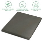 Prześcieradło satynowe bez gumki w kolorze szarym, o wymiarach 160x220 cm, leżące na płaskiej powierzchni. Materiał jest gładki z delikatnym połyskiem, co podkreśla jego elegancki wygląd. Widoczne zgięcia i szczegóły tkaniny.