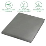 Prześcieradło satynowe bez gumki w kolorze popielatym, o wymiarach 160x220 cm, leżące na płaskiej powierzchni. Materiał ma gładką fakturę, nadającą mu subtelny połysk. Brak widocznych wzorów lub logo. Tło jednolite.