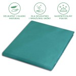 Prześcieradło satynowe bez gumki w kolorze ciemnego turkusu, leżące płasko na powierzchni. Materiał gładki z delikatnym połyskiem, oferujące elegancki wygląd. Składka widoczna po prawej stronie, brak dodatkowych elementów dekoracyjnych.