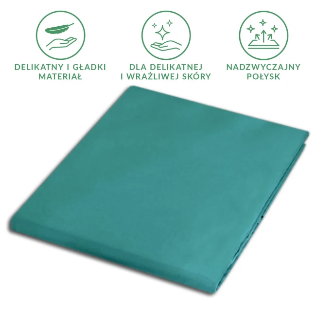 Prześcieradło satynowe bez gumki w kolorze ciemnego turkusu, leżące płasko na powierzchni. Materiał gładki z delikatnym połyskiem, oferujące elegancki wygląd. Składka widoczna po prawej stronie, brak dodatkowych elementów dekoracyjnych.