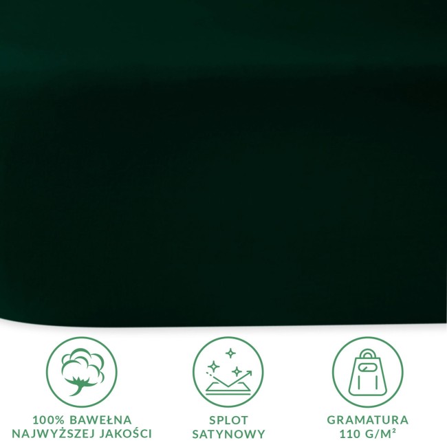 Prześcieradło satynowe bez gumki w kolorze butelkowej zieleni, wykonane w 100% z bawełny, rozmiar 160x220 cm. Zbliżenie na gładką fakturę materiału. W dolnej części widoczne ikony z informacjami o składzie, splocie oraz gramaturze.