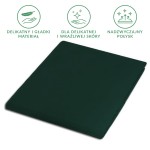 Prześcieradło satynowe bez gumki w kolorze butelkowej zieleni, leżące na płasko. Gładki materiał, z nadzwyczajnym połyskiem, dedykowane dla delikatnej i wrażliwej skóry. Prezentowane na prostym tle, wyraźne detale obok produktu.