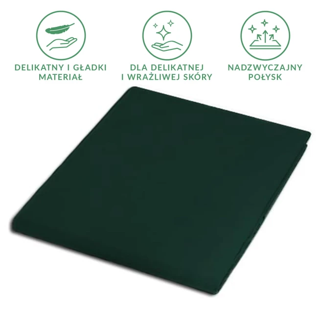 Prześcieradło satynowe bez gumki w kolorze butelkowej zieleni, leżące na płasko. Gładki materiał, z nadzwyczajnym połyskiem, dedykowane dla delikatnej i wrażliwej skóry. Prezentowane na prostym tle, wyraźne detale obok produktu.