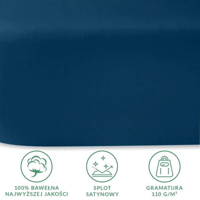 Prześcieradło satynowe bez gumki w kolorze chabrowym, leżące na gładkiej powierzchni. Wykonane z 100% bawełny, z widoczną teksturą splocie satynowym i gramaturą 110 g/m². Znakowane ikonami wskazującymi na jakość materiału.