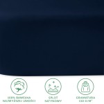 Prześcieradło satynowe bez gumki w kolorze ciemny granat, leżące na jednolitym tle. Produkt wykonany z 100% bawełny o gramaturze 110 g/m², charakteryzujący się gładką, błyszczącą powierzchnią. Widoczne informacje o jakości materiału.