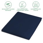 Prześcieradło satynowe bez gumki w kolorze ciemnego granatu, leżące na płaskiej powierzchni. Gładki materiał, bez widocznych dekoracji.