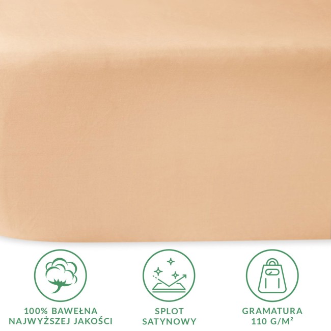 Prześcieradło satynowe bez gumki 200x220 w kolorze jasnego beżu. Zbliżenie na gładką, matową fakturę materiału. Widoczne logo, informacje o składzie (100% bawełna), splocie satynowym oraz gramaturze (110 g/m²) na białym tle.