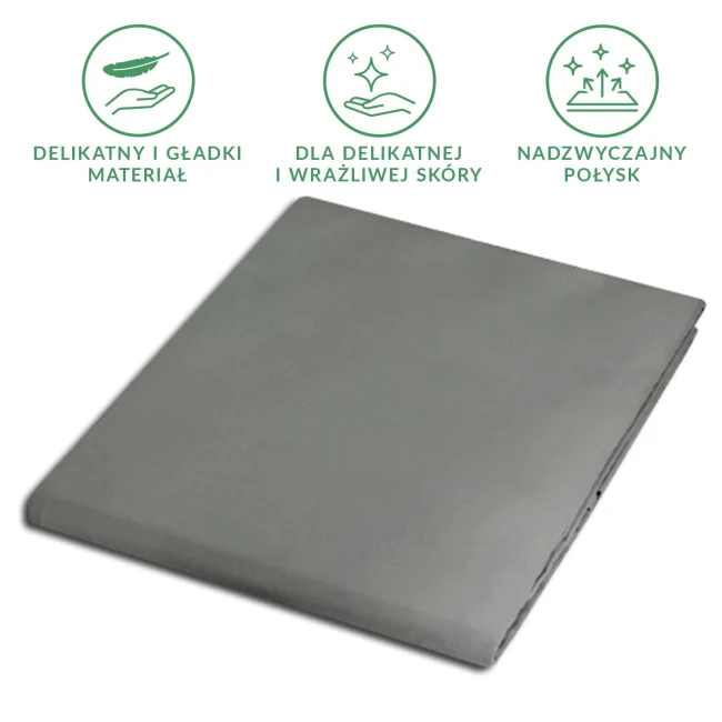 Prześcieradło satynowe bez gumki w kolorze popielatym, leżące na gładkiej powierzchni. Wymiar 200x220 cm, wykonane z materiału delikatnego dla wrażliwej skóry. Błyszcząca faktura, brak widocznych napisów lub logo.