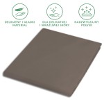 Prześcieradło satynowe bez gumki 200x220 w kolorze sepia. Ułożone leżąco, z gładką, błyszczącą powierzchnią. Widoczne ikony wskazujące na delikatny materiał oraz zastosowanie dla wrażliwej skóry. Tło w neutralnym odcieniu.